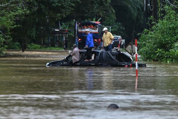 Kelantan floods: Firemen rescue four teenagers after being swept away 