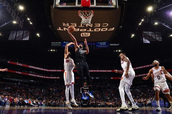 Spencer Dinwiddie #26 of the Brooklyn Nets drives to the basket during the game against the Phoenix Suns