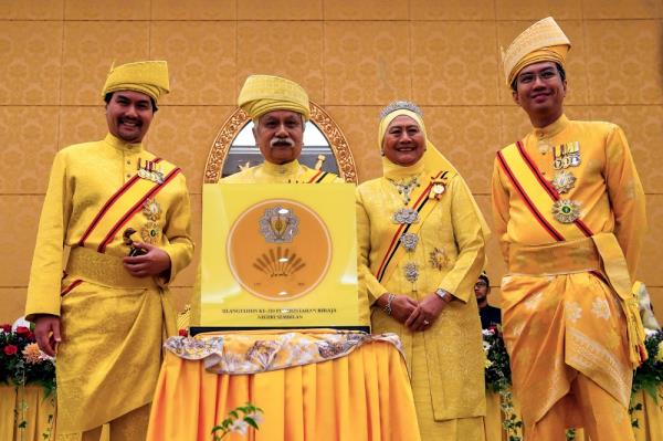 Yang Dipertuan Besar of Negeri Sembilan Tuanku Muhriz Tuanku Munawir (2nd left) and Tunku Ampuan Besar Negeri Sembilan Tuanku Aishah Rohani Tengku Besar Mahmud (2nd right) are seen at the launch of a special logo in co<em></em>njunction with the 250th anniversary of the Negeri Sembilan royal institution at Istana Besar Seri Menanti November 19, 2023. Also present are Tunku Besar Seri Menanti Tunku Ali Redhauddin Tuanku Muhriz (left) and Tunku Putera Tunku Zain Al’Abidin Tuanku Muhriz. — Bernama pic