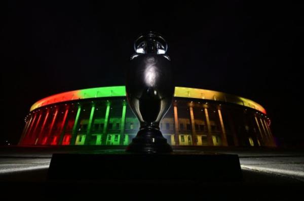 A big replica of the Euro 2024 trophy in Germany