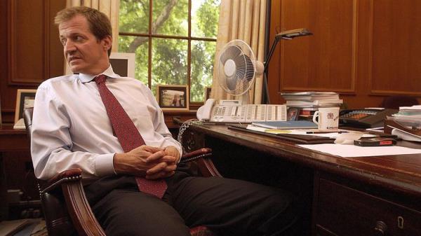 Alastair Campbell in his office in Downing Street after announcing his resignation as Director of Communications to Prime Minister Tony Blair, in London. Blair's top aide announced his resignation on Friday in a shock decision that comes amid the worst crisis of the British premier's six-year rule.</p>

<p>　　