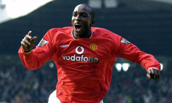 Clive Mendo<em></em>nca of Charlton Athletic scores from the penalty spot on the opening day of the 1998-99 Premier League season.