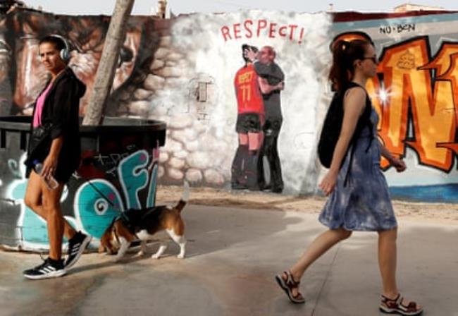 A mural in Barcelona depicting Luis Rubiales kissing Jenni Hermoso.