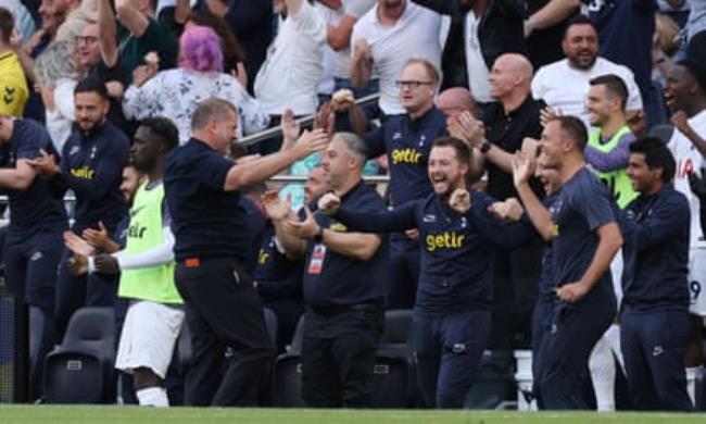 Ange Postecoglou celebrates with his staff and players