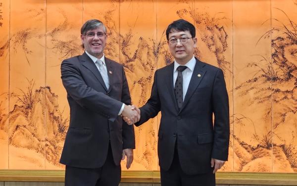 Administrator Choi Eung-chon (right) ahead of talks with Peruvian Ambassador to South Korea Paul Duclos at the Natio<em></em>nal Palace Museum of Korea on November 15. (Cultural Heritage Administration)