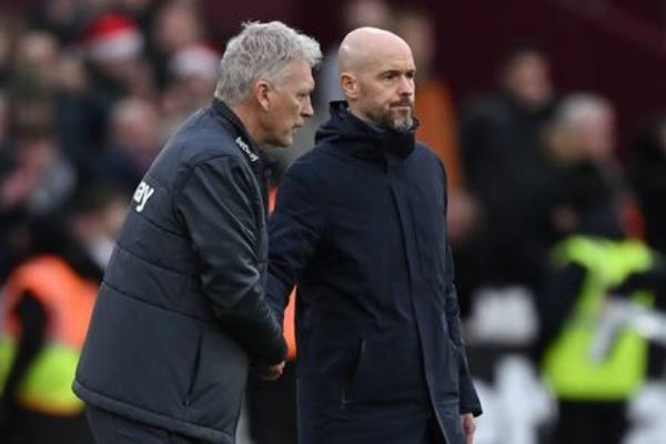 West Ham United's manager David Moyes (L) and Manchester United's Dutch manager Erik ten Hag (R) shake hands after the English Premier League football match between West Ham United and Manchester United at the Lo<em></em>ndon Stadium  (Photo by BEN STANSALL/AFP via Getty Images)