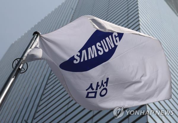 A flag of Samsung Electro<em></em>nics Co., the world's largest maker of computer memory chips and smartphones, flutters outside its headquarters in Seoul, in this April 28, 2022, file photo. (Yonhap)