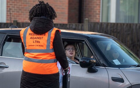 A campaigner speaks to a driver a<em></em>bout the LTN in Lambeth